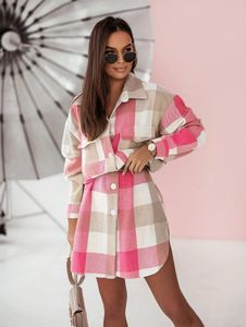 Kvinnors T -skjortor Högkvalitativ 2024 Single Breasted Trench Coat Fashion Long Autumn Winter Clothing Sleeve Plaid Overcoat