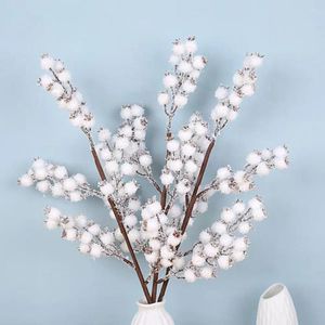 装飾的な花ホワイトクリスマス装飾品DIYクラフトサプライは、お祝いの装飾のための現実的な雪に覆われたベリーの枝