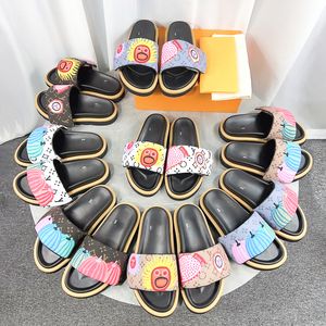 Lüks Sandal Havuz Yastığı Düz ​​Konforlu Mule Kadın Slide Slide Flower Plaj Ayakkabı Slip-On Sandale Tasarımcı Termeri Çift Mokarlık Flip Flop Üst Düşük Deri Yaz Sürgüleri