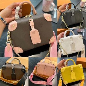 حقيبة يد Petite Malle Souple حقيبة الكتف القماشية القماشية المبردة من الجلد التطريز Crossbody Bags311q