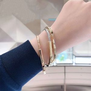 Designer TiffanyJewelry v Gold High Edition Novo T Lock Head Bracelet Feminino Feminino Palhado 18K Casal em forma de U Full Diamond U em forma de U