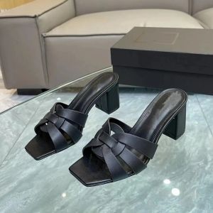 Sandálias Perfeita marca de luxo mulher sandália grossa salto ao ar livre sapatos de slide tribut