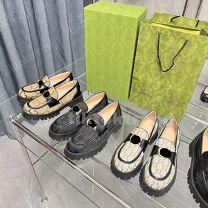 Tasarımcı Loafers sonbahar deri zil sesi all-mwch küçük deri ayakkabılar yüksek kaliteli kadınlar oxford tek ayak metal toka ayakkabı ayakkabı kutusu Eur35-40