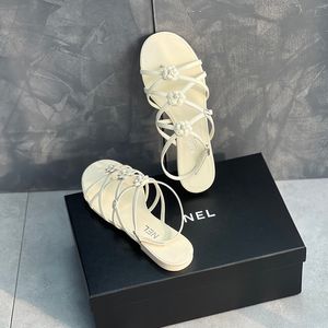 Klasik Camellia lüks kadın tasarımcı sandaletler elbise ayakkabıları fransız marka moda newladies plaj sandal terlik 8a gerçek deri bayan resmi ayakkabı gündelik scarpe
