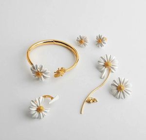 Armbänder CSxjd Neues hochwertiges Luxus-Persönlichkeits-Armband mit weißem Gänseblümchen, Sonnenblume und Biene