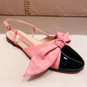Designers Sandaler skor för kvinnors toppkvalitet Bow Flower Serpentine Skin Patent Läder Två ton Splicing Back Strap Flat Heel Casual Sandal med ruta 35-41