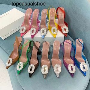 Sukienka Amina Muaddi pompki wysokie obcasy Buty Sexy Pvc Women Sandals Factory Shoe Luxury Saeda Crystal Pasek satynowy zamsz skórzane moda robota weselna przyjęcie kobiet obcasy damskie obcasy