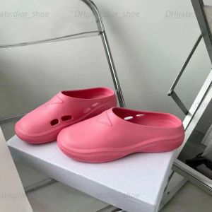 2024 새로운 여성 폼 고무 노새 샌들 샌들 디자이너 엠보싱 삼각형 최고의 품질 Sandale Loafer 고급 슬리퍼 신발 여름 야외 슬라이드 해변 패션 레저 슬라이더
