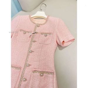 2022 Herbst Rundhals-Tweed-getäfeltes Webkleid Rosa Kurzarmtaschen Einreiher Freizeitkleider A2O256288 Ai