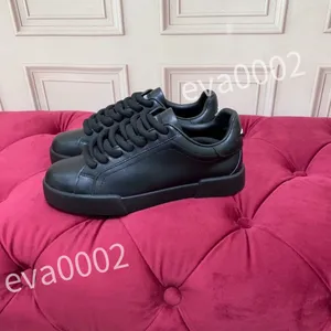 2024 Scarpe casual da uomo con suola morbida stringata piccola bianca e nera alla moda e versatile Scarpe da tavola da donna scarpe sportive fd0102