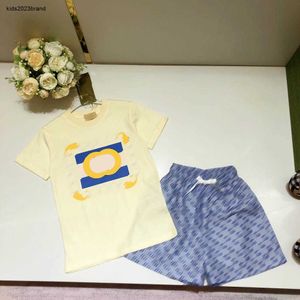 새로운 어린이 트랙 슈트 고품질의 짧은 슬리브 슈트 크기 100-160 베이비 옷 소년 티셔츠와 편지 반바지 jan20