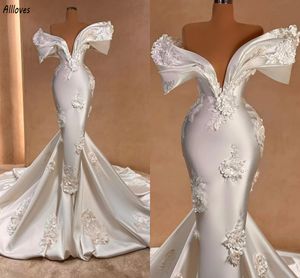 Sexig utanför axeln Dubai Arabic Mermaid Wedding Dresses elfenben Satin 3D Flowers Lace Elegant brudklänningar Vintage Slim and Flare Pleats Bride Vestidos CL3241