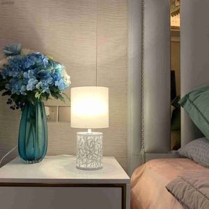 Настольные лампы OuXean White Romantic Table Lamp E14/E26 Современный настольный светильник Красивая металлическая подставка с тканевым абажуром Внутреннее освещение без лампы YQ240123