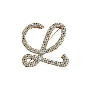 Loews Brooch Designer Luxury Fashion Women Origing QualityPins重工業フランス語スタイルのメタルスムースパールレターLスーツの絶妙で高度な感覚