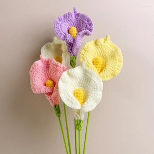 装飾的な花1PC完成した手編みのかぎ針編み人工キャラ・ユリの家のテーブル装飾ウェディングブライダルブーケのための偽の植物