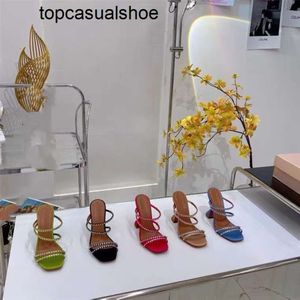 Amina muaddi sandálias de alta qualidade designer saltos femininos fundos vermelhos saltos cristal fivela vestido de casamento sapatos alça traseira sola de couro genuíno