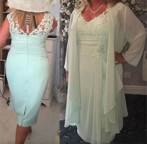 2024 Plus Size Sage Green Bainha Mãe de Vestidos V Neck Chiffon Appliqued Pregas Na Altura Do Joelho Mãe Vestidos de Noite Vestidos Formais Personalizados