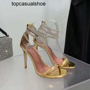 Amina Muaddi in pelle dorata brevetto ad alto tacco tacco tacco tacco a tallone con tacco spoollo tallone alto per scarpe da donna designer di scarpe scarpa