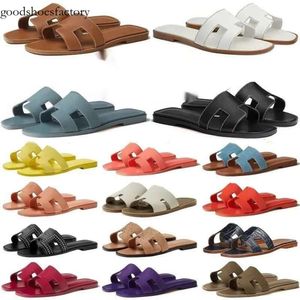 Gratis fraktdesigner Sandaler Flat Slides Women Sliders tofflor Black White Khaki Patent Womens Ladies Shoes Outdoor Home Sneakers New