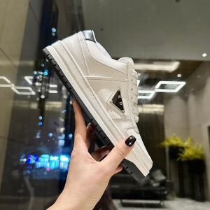 Sapatos de desenhista Downtown Sneakers Homens Mulheres Luxo Sapatos Casuais Triângulo Logo Baixo Top Lace-up Trainer Confortável Sola de Borracha Tamanho 35-45 com caixa