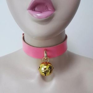 Vridmoment kvinnor ny sexig punk choker halsband bälte handgjorda rosrosa läder krage stud nit het rock goth tinkle bell vridmoment