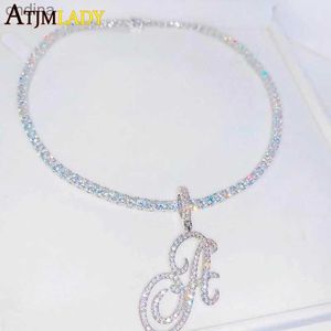 Pendanthalsband 2023 Nya A-Z Cursive Letters Namn Pendant Necklace Iced Out Bling 5A Cubic Zircon CZ Silver Color Letters Charm Hiphop Jewelry YQ240124