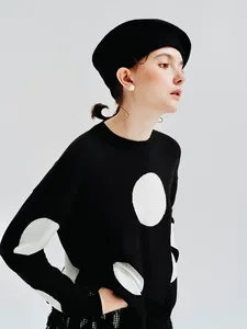 Suéteres femininos Imakokoni 2024 outono design original preto e branco bolinhas malha suéter de gola redonda para mulheres 234267