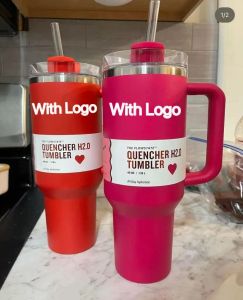 US Stock 1:1 Same 40oz Quencher Tumblers Cosmo Parade Flamingo Co-Branded Valentinstagsgeschenkbecher 40oz Edelstahl FlowState Quencher Pink Lid Straw Car Mug 0123