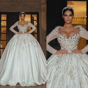 Abito da sposa moderno con scollo a cuore, maniche lunghe, perle, perline, abiti da sposa, abiti da sposa con strascico