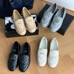 Lyxdesigner skor kanal loafer casual skor kvinnor platt klänning sko sexig plattform quiltad läder låg tjej svart vit utomhus rese vandring sko sneaker gåva