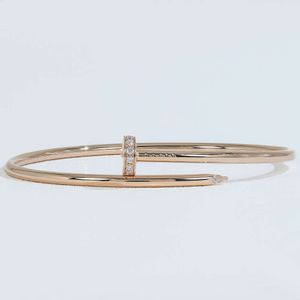 Lyxiga smycken solid 18k Real Rose Gold Bangle Nail Natural Diamonds Armband Par Nytt mode för kvinnor och män smycken