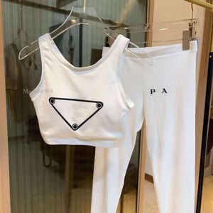 Kvinnor Set Designer Tracksuit Fashion Letter Triangle Vest Casual Pants Passar Solid Color High Street Womens Two-Piece