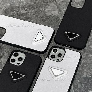 Luxuriöse, einzigartige Designer-Telefonhüllen mit Metallbuchstaben für iPhone 15 Pro Max 13 Pro 12 14 Pro 11 X xr xsmax 8plus Modedesigner. Dreieckige Namensschildhülle mit Kartensteckplatz