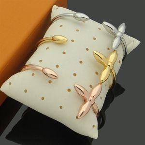 3 Colors Women Designer Bangles Brass Gold Pated Luxury V Letter Couple Bracelets Without Box268V