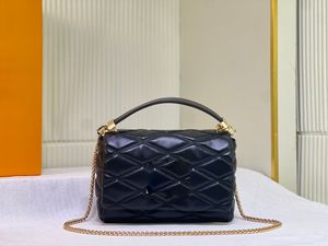 Charmante Designer -Geldbeutel Mode Elegante Frauen Cross Body Bag Neue Twistin weibliche Einkaufstasche mit Ketten Luxuseinkaufstasche