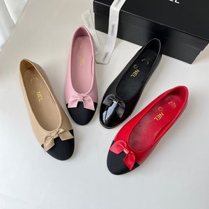 Scarpe eleganti con fondo piatto per balletto classico con fiocco Designer francese Moda nuove donne Scarpe casual con lettere di perle Scarpe formali da donna di lusso in vera pelle per il tempo libero