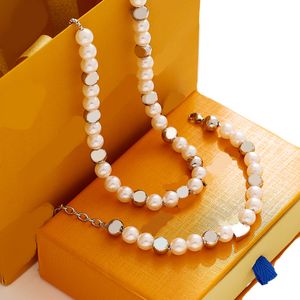 Il braccialetto con collana e lettera di perle nere bianche e nere di design ha impostato tutto il temperamento classico delle donne