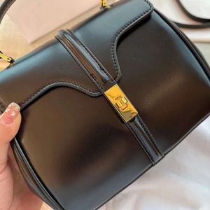 2024 Tasarımcı Kadın Çanta Moda Omuz Çantası Lüksler Çanta Metal Kilitleme Clamshell Tasarım Çantası Mini Çanta Crossbody Bag