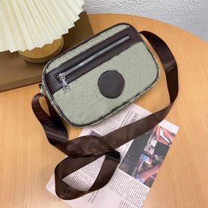 Fashionabla män axelväska lyxdesigner crossbody väska för män klassiska brev underarmsäckar utgående små fyrkantiga väskor kameraväska messenger väska handväska