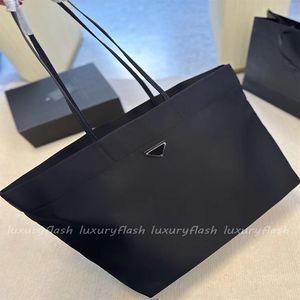 디자이너 토트 가방 나일론 대형 여성 패션 핸드백 어깨 가방 단색 ​​쇼핑지면 삼각형 검은 경량 및 vers298V