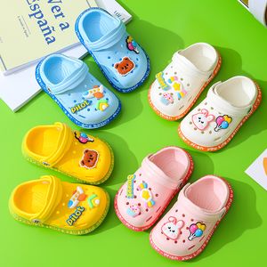 Barnsandaler och tofflor Cartoon Soft Sole Anti Slip Shoes Girls 'Inomhus hemskor pojkarnas sandaler barnskor sommar bun hålskor mjuka sulor baby sandaler