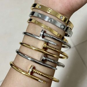 Famosi gioielli di marca Bracciale rigido con vite d'amore per coppie in acciaio al titanio impermeabile con zirconi cubici in oro 18 carati