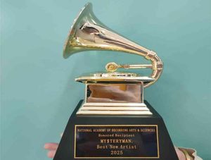 THE GRAMMYS Awards Gramofone Metal Trophy da NARAS Nice Gift Souvenir Collections Lettering2610007