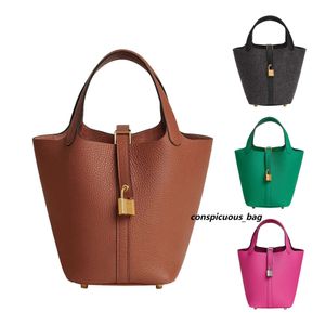 Womens Basket Underarm Luxurys Shoulder Bag Lady Designer Bucket Tote Mens Gold Travel Handbags Top Handle Pochette Leather Crossbody Clutch Bags