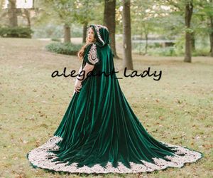 Hunter Green Velvet Wedding Cloak 2020 drewniany kaptur koronkowy aplikacja długa mostka przylądkowa bolerka akcesoria ślubne 9941346