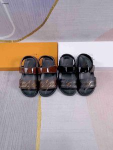 Luxury Kids Sandals Shiny Patent Leather Baby Slippers Kostnadspris Storlek 26-35 Inklusive Box Anti Slip Sole Designer Barnskor Jan20