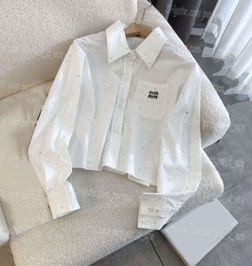 Tasarımcı Kadın Gömlek Leter İşlemeli Rhinestone T Shirt Kadın Lüks Uzun Kollu Kırpılmış Üstler Zarif Büyüleyici Kız Kavur Beyaz Mavi Bluz 526