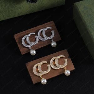 Mode Pearl Gift Earrings Designer för kvinnor Lyxiga damer örhängen Designer smycken med presentförpackning gratis porto med ståltätning.