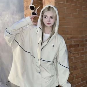 2024SS 여성 재킷 재킷 디자이너 코트 패션 패션 스 플라이밍 스트라이프 후드 재킷 캐주얼 윈드 방 방지 지퍼 코트 야외 단추가있는 재킷