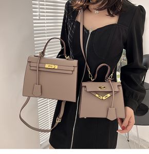 حقيبة نسائية جديدة للأزياء أحادية الكتف ، حقيبة كروسة الكتف ، حزام المعادن الفراغ Crossbody